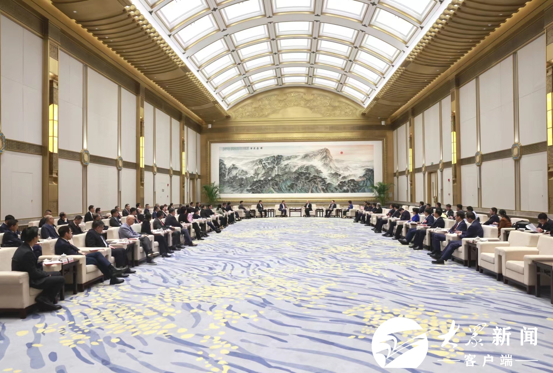 省政協(xié)十三屆二次會議合影.jpg