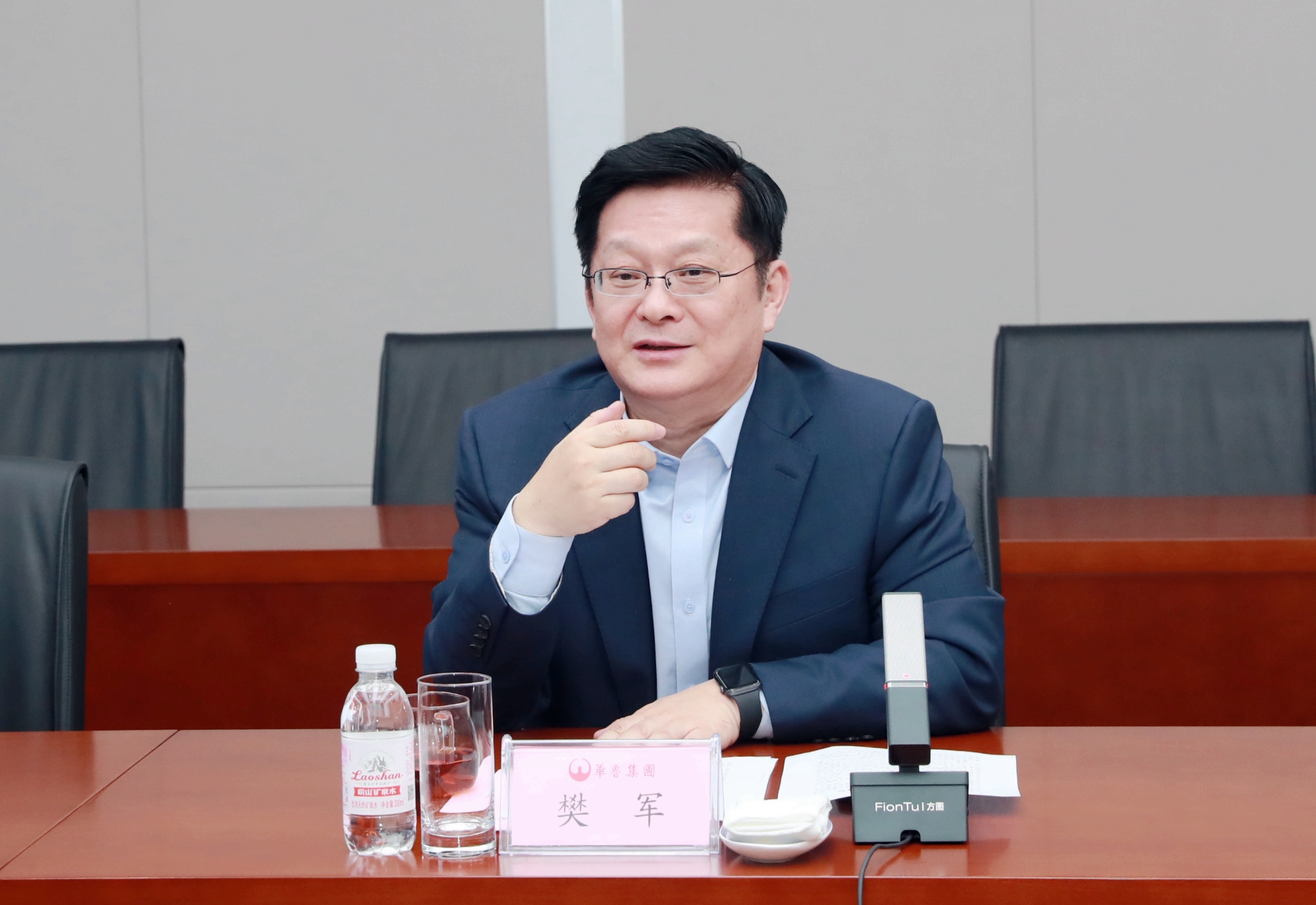 樊軍對(duì)李峰一行的到訪表示歡迎.jpg